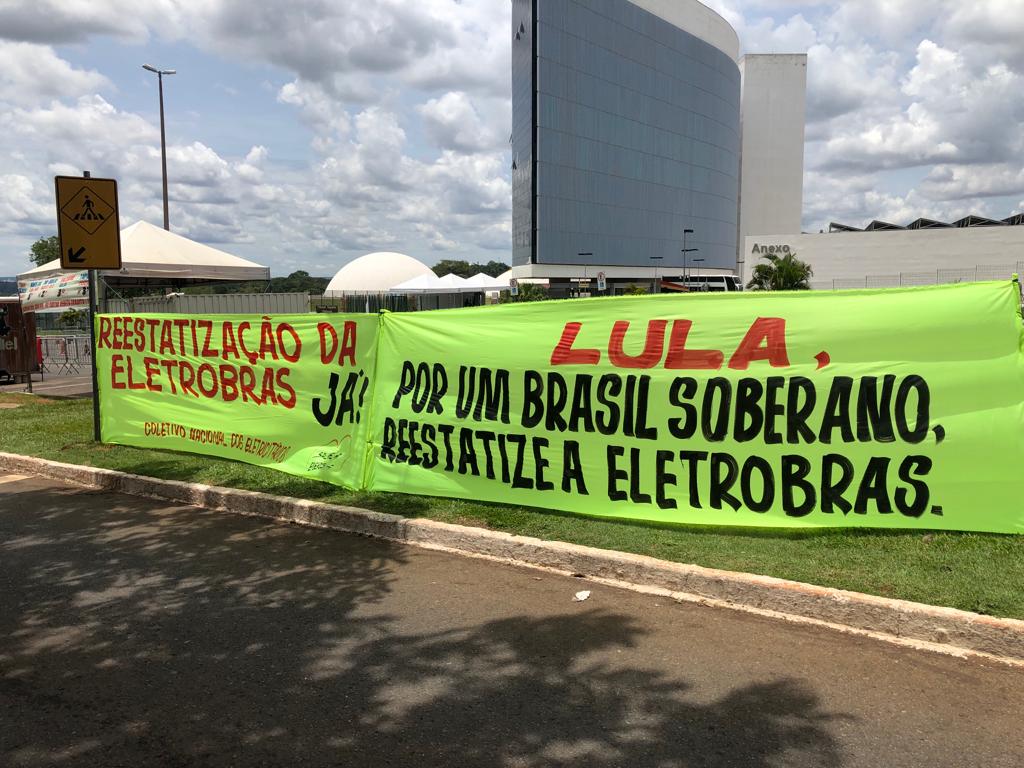 FNUCUT's tweet photo. É urgente que o governo Lula (@lulaoficial) se posicione sobre o futuro da Eletrobras e do nosso país.

🙅‍♂️🙅‍♀️⚡💡

Defender a reestatização da Eletrobras é defender o Brasil!
#ReestatizaEletrobrasJá https://t.co/FsLXHOnhL0
