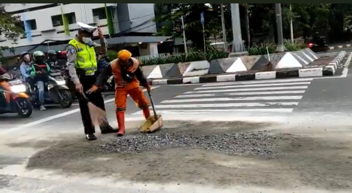 wkurniawan609's tweet photo. @TMCPoldaMetro Tukang sapu be like : "Sini pak sapunya biar saya aja yang bersihkan, bapak bersihkan nama baik kepolisian aja" https://t.co/d9qcD2ibPR
