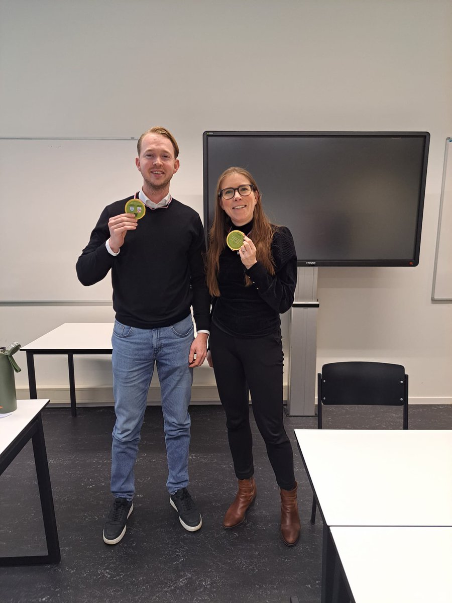 con_vigor's tweet photo. Vorige week waren we aanwezig op de @dehaagse bij de opleiding facility management! 

Wij waren de onderhandelaars en de leerlingen moesten proberen de beste inkoopdeal te sluiten. 

Een leuke dag in Den Haag! https://t.co/9Qu2IkHvD0