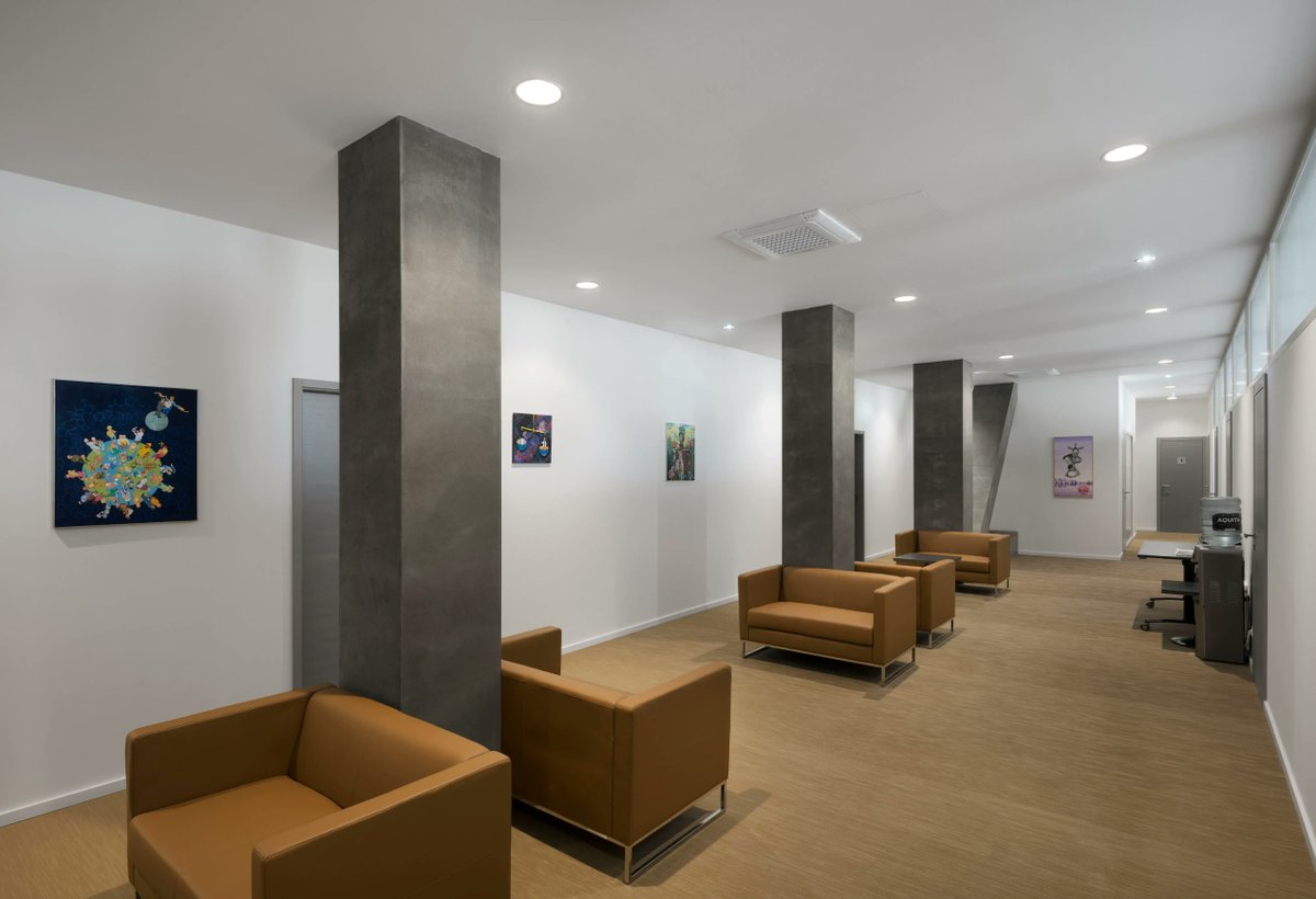 HALLALighting's tweet photo. You can find our luminaires also in the building of the Czech Medical Chamber in Prague. Of course, we must not forget the lighting of more ordinary spaces, such as corridors. One of them is equipped with our #Ravo luminaires.

#hallalighting #hallaluminaires #doctorshouse https://t.co/inHF1CcbZE