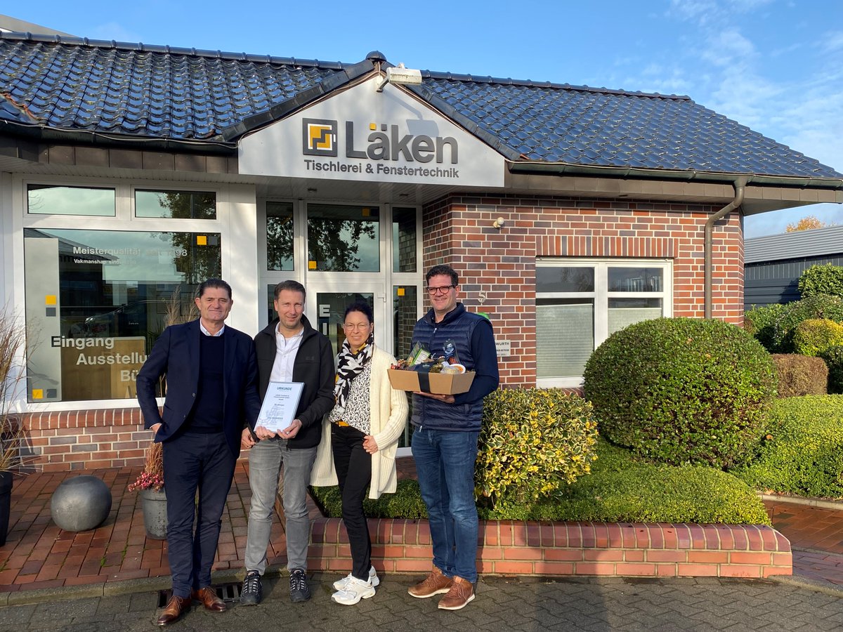 Salamander_SWDS's tweet photo. Traditional companies Läken Tischlerei &amp; Fenstertechnik GmbH and #Salamander celebrate 50 years of partnership. The cooperation between quality-oriented solid craftsman's business &amp; innovative family business shows what successful #customerrelationships look like. https://t.co/I1GJxy3qBU