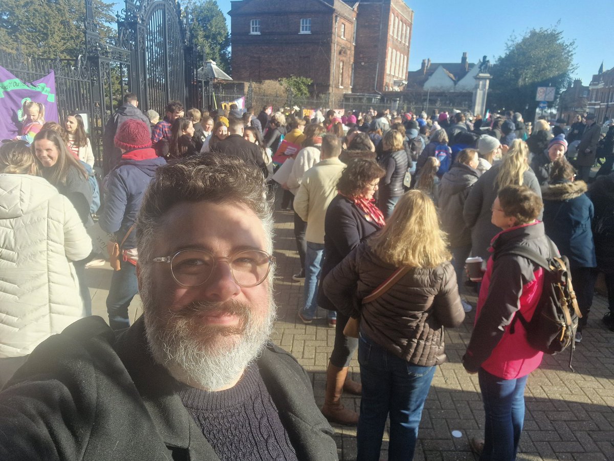 Standing in solidarity with the teachers and educators of Colchester! There was around 500 people here, and the support from the general public was amazing!
#timetostrike #teachersstrike #TeacherStrike #Istandwithyou