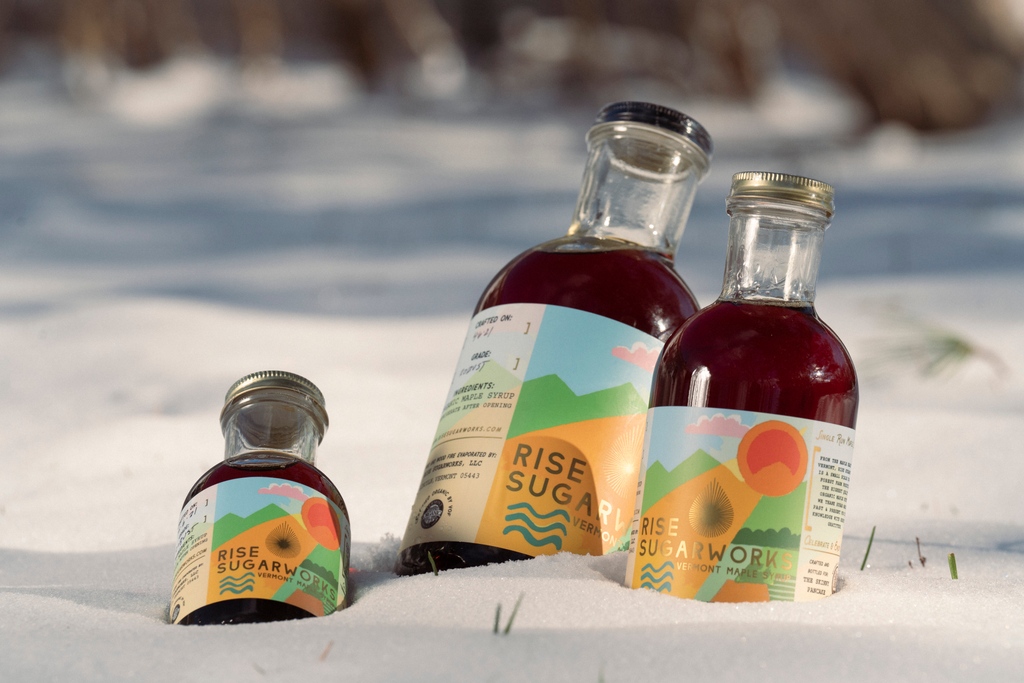 No sticky situation here, just sweet maple syrup 🍁😋 At The Skinny Pancake we take maple very serious. It takes an average of 40 gallons of sap to produce one gallon of syrup - liquid gold! Grab a bottle for yourself!

⁠⁠#skinnypancake #pancakia #shoplocal #maple #vermontsbest