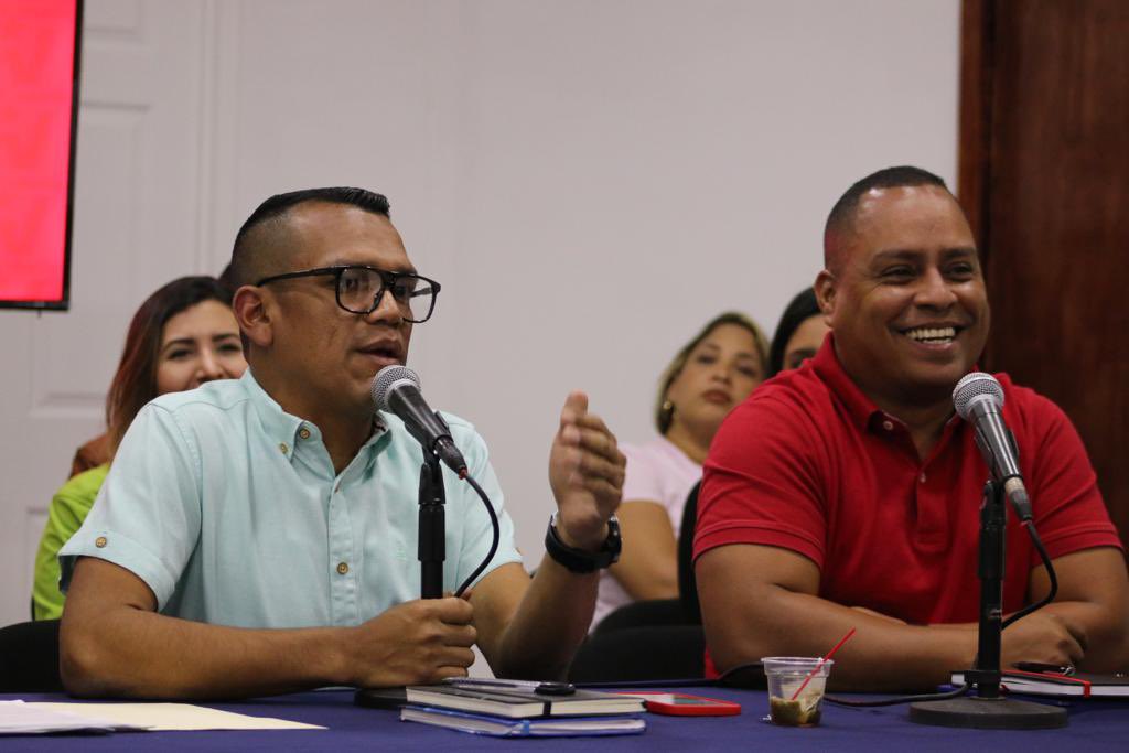 Las 7 líneas orientadas por nuestro Presidente <a href="/NicolasMaduro/">Nicolás Maduro</a> es la ruta para avanzar en el 2023. Tuvimos buena reunión de trabajo para seguir impulsando la democracia participativa y protagónica en todas las comunidades. #ElPuebloSufreLasSanciones

<a href="/NicolasMaduro/">Nicolás Maduro</a> <a href="/PartidoPSUV/">PSUV</a>