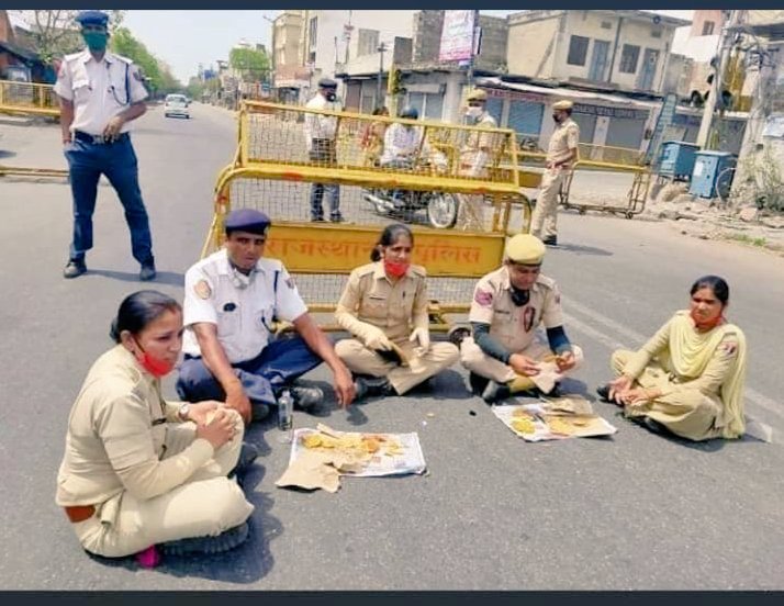 पुलिस कॉन्स्टेबल कम वेतन के कारण हमेशा,मानसिक दबाव,व परिवारिक समस्याओं से जूझता रहता है? इसलिए पुलिस कर्मी का वेतन भत्तों में वृद्धि करके न्याय करें ।
#RP_3600GP
<a href="/ashokgehlot51/">Ashok Gehlot</a>