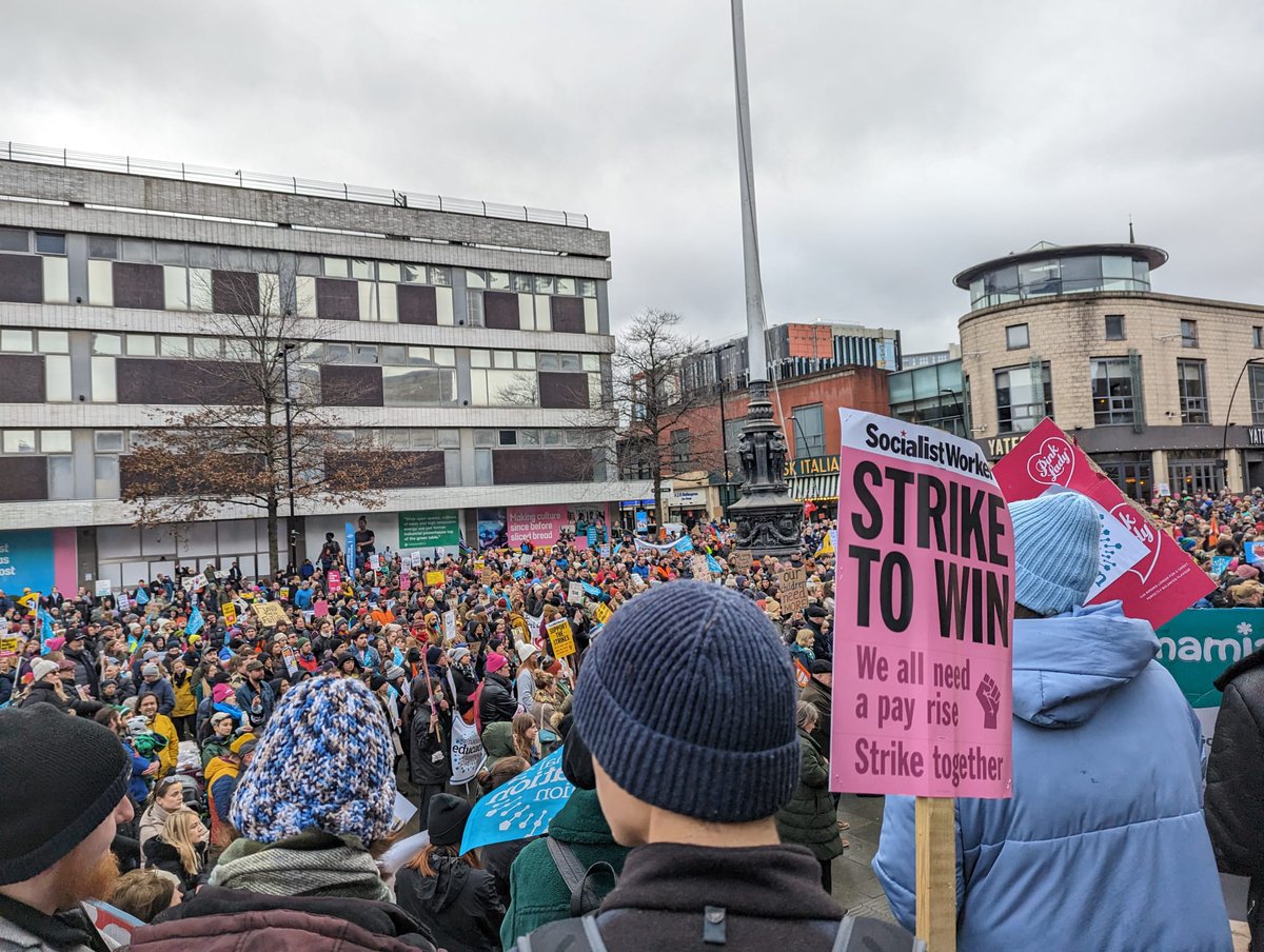 pplsassembly's tweet photo. 6,000 strong rally in Sheffield!
Solidarity with all Strikes!
#BringDownTheTories #ToriesOut #SupportAllStrikes #DefendTheRightToStrike #AllOutOnFeb1 #StrikeDay https://t.co/jvioq2mbAA