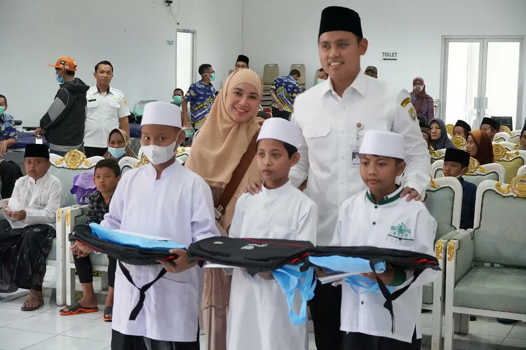 pemkab_kendal's tweet photo. Dalam rangka Hari Ulang Tahun ke-22 BAZNAS, Bupati Kendal @GanindutoDico didampingi @chafrederica bersama Ketua @baznaskendal Syamsul Huda serahkan santunan kepada anak yatim dan kaum dhuafa serta dilanjut dengan peninjauan pelaksanaan sunat masal.
#kendal #baznaskendal #baznas https://t.co/ULWN1wr6Nx