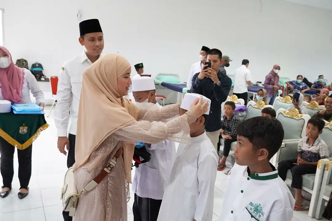 pemkab_kendal's tweet photo. Dalam rangka Hari Ulang Tahun ke-22 BAZNAS, Bupati Kendal @GanindutoDico didampingi @chafrederica bersama Ketua @baznaskendal Syamsul Huda serahkan santunan kepada anak yatim dan kaum dhuafa serta dilanjut dengan peninjauan pelaksanaan sunat masal.
#kendal #baznaskendal #baznas https://t.co/ULWN1wr6Nx