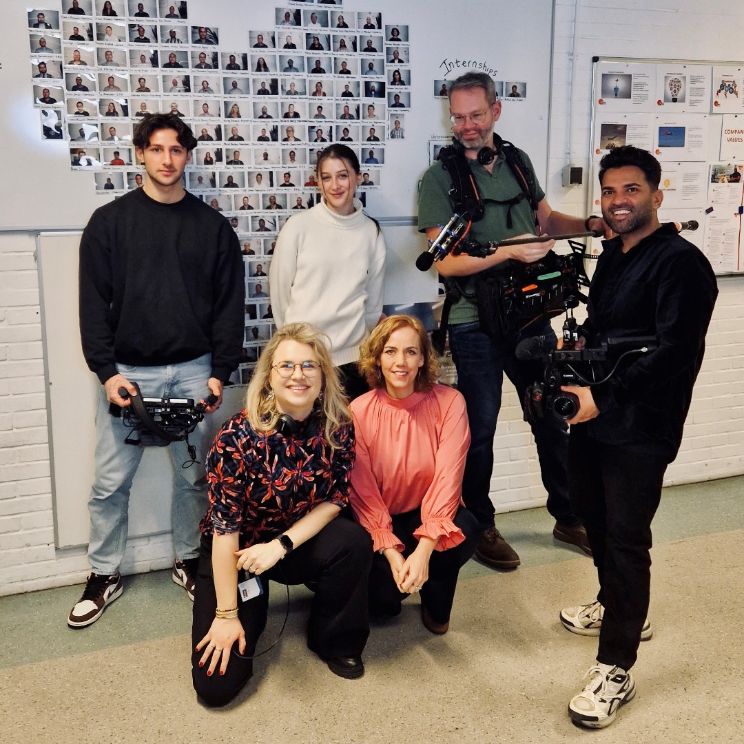 hightechcampus's tweet photo. Yesterday we started filming for our new documentary, which is all about talent.
In the picture: our film crew visiting Ilse de Graaf and her colleagues at SMART Photonics in building HTC 29. Thank you for having us! 🎥
#brainporteindhoven #hightechcampus #technology https://t.co/SkYbiNksZ4
