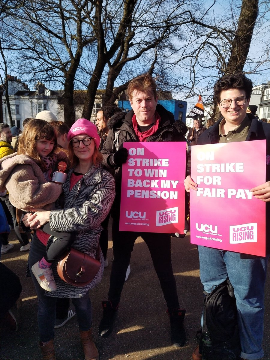 Chilling with our branch prez <a href="/JoPawlik/">Joanna Pawlik</a>. Ready to march for a better HE sector. #ucuproud