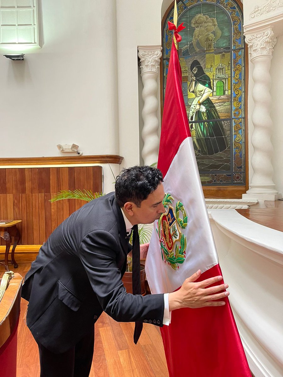 OscarTorresnews's tweet photo. Siempre te defenderé Perú. Un periodista en tiempos de guerra, cómo hoy, tiene que tomar partido, no enconderse cobardemente en 'la objetividad'. No al terrorismo, sí a la paz. https://t.co/wjWuDnY0A3