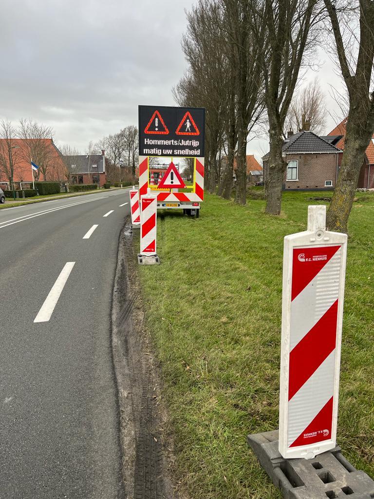 SWFryslan's tweet photo. Vanochtend heeft @provfryslan tekstwagens bij #Jutrijp en #Hommerts geplaatst om extra aandacht te vragen voor de snelheid waarmee gereden wordt.
#druk #matiguwsnelheid #verkeersveiligheid #omleiding #Prinsesmargriettunnel #A7
Lees hier het bericht 👇
https://t.co/pbBLuaJGCT https://t.co/Zz0cqUFhHB