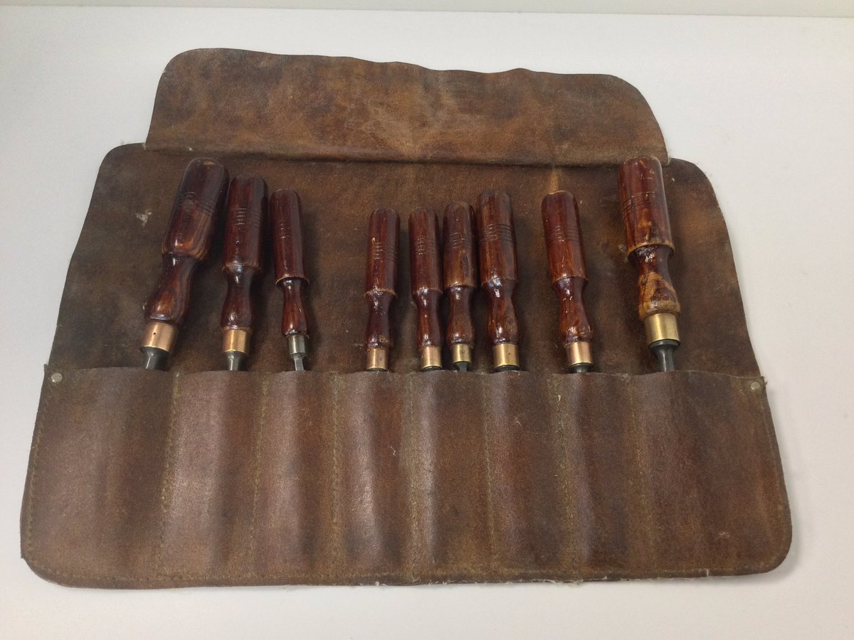 oldschooltools's tweet photo. These where just lying on a bench, beautiful tools https://t.co/kDpGyA4gON #marples #chisels https://t.co/jcXytdGZSt