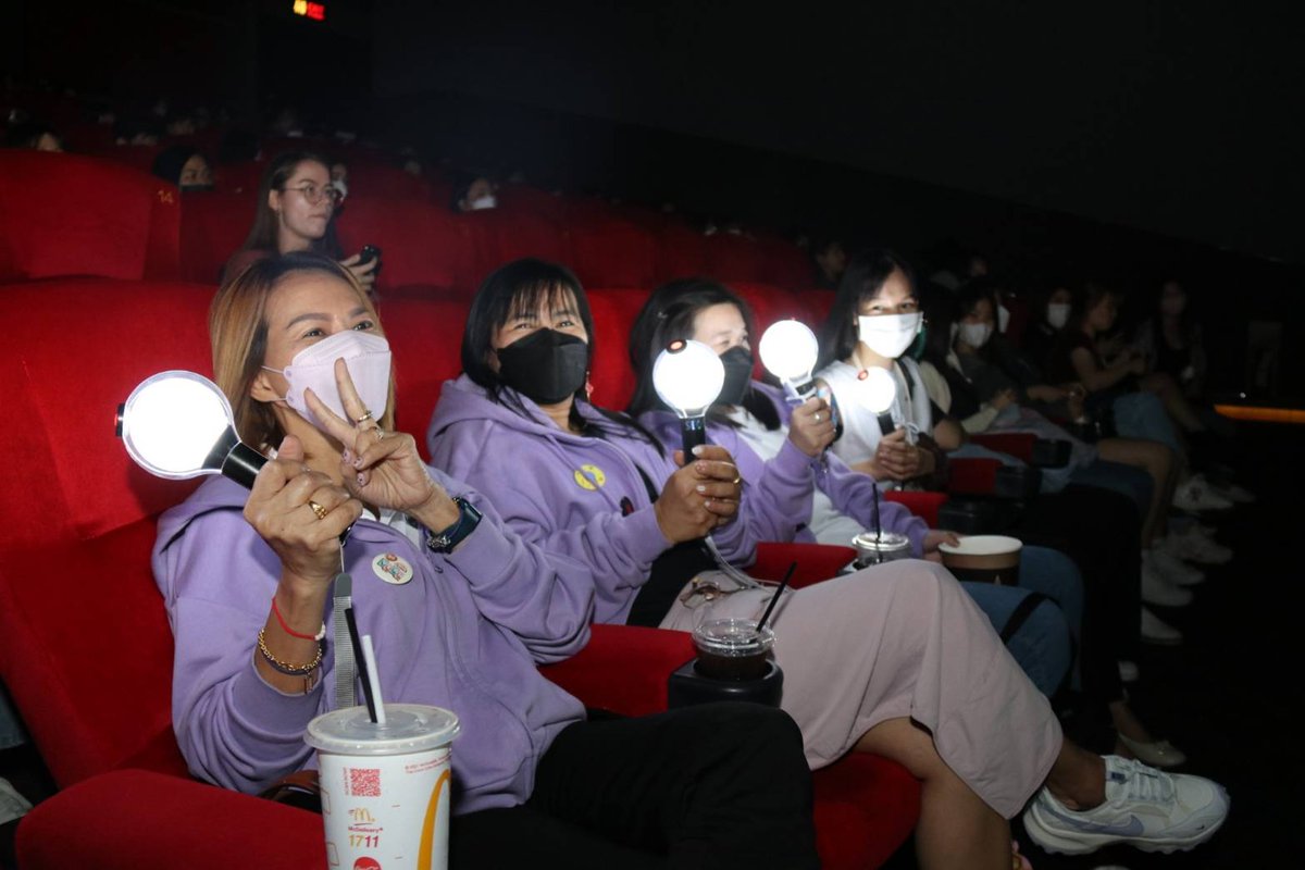 MajorGroup's tweet photo. พาชมภาพบรรยากาศสุดพิเศษในวันฉาย BTS Yet To Come in Cinemas วันแรก รอบแรก ที่อบอวลไปด้วความสุขจากเหล่า Army ทุกคน
.
ใครยังไม่มีตั๋ว ซื้อได้เลยที่ https://t.co/R4NYrBoO03
.
#BTSYTC_in_Cinemas #방탄소년단옛투컴인시네마 #MajorCineplex https://t.co/Z4eBjxhDSi