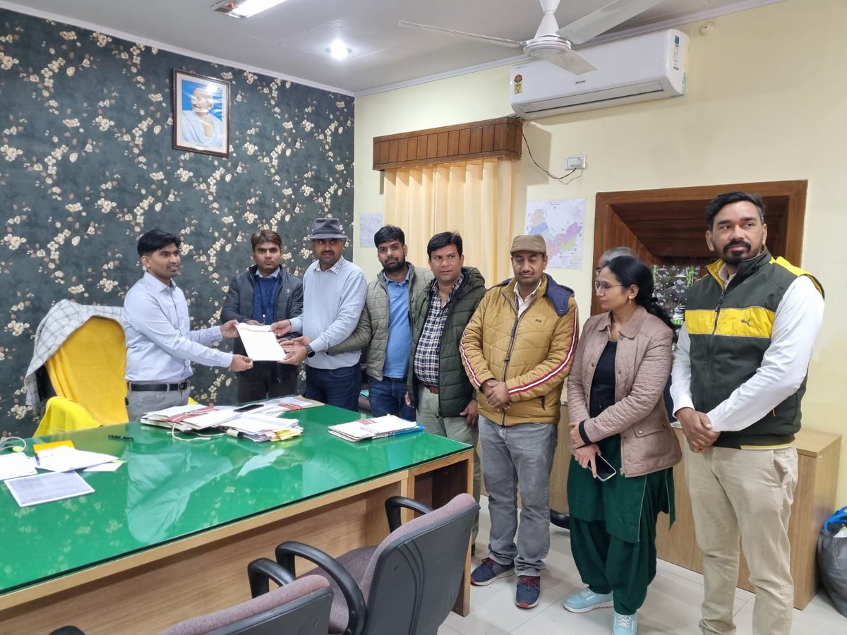 एक समय था जब फार्मासिस्ट अपने नर्सिंग संवर्ग से आगे था किंतु ऐसी वेतन विसंगति उत्पन्न हुई की फार्मासिस्ट को पीछे कर दिया गया। 
माननीय मंत्री जी कृपया इस ओर ध्यान देवें
🙏🏼💪🏼
#फार्मासिस्ट_मांगे_प्रमोशन_भत्ते
#MNDY_PHARMACIST_GP4200
<a href="/ashokgehlot51/">Ashok Gehlot</a> 
<a href="/plmeenaINC/">Parsadi Lal Meena</a>
@CMHelpdesk 
<a href="/RajCMO/">CMO Rajasthan</a>