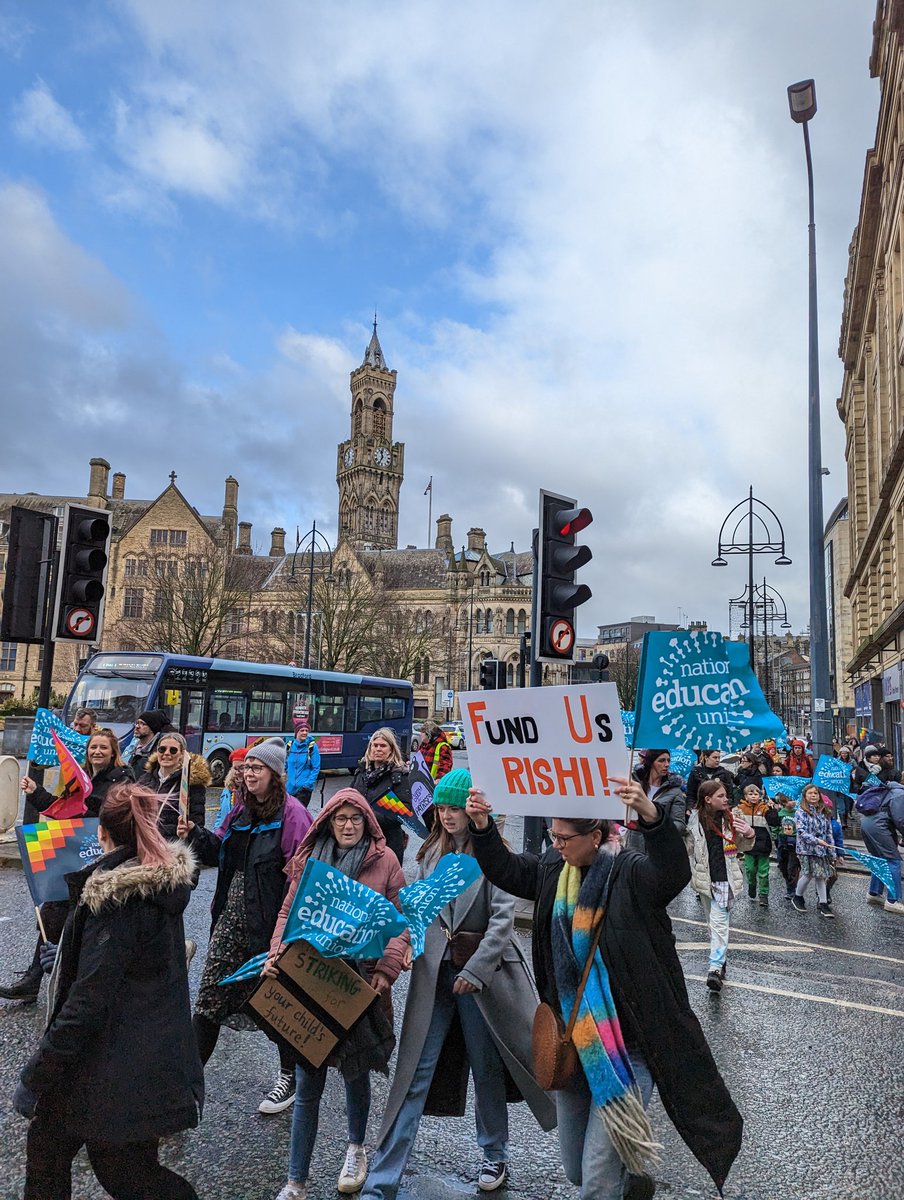 AlwaysComputing's tweet photo. Great teacher turn out in #Bradford. 

#TeacherStrike #SaveOurSchools #PayUp @NEUnion https://t.co/no181Sd7Yv