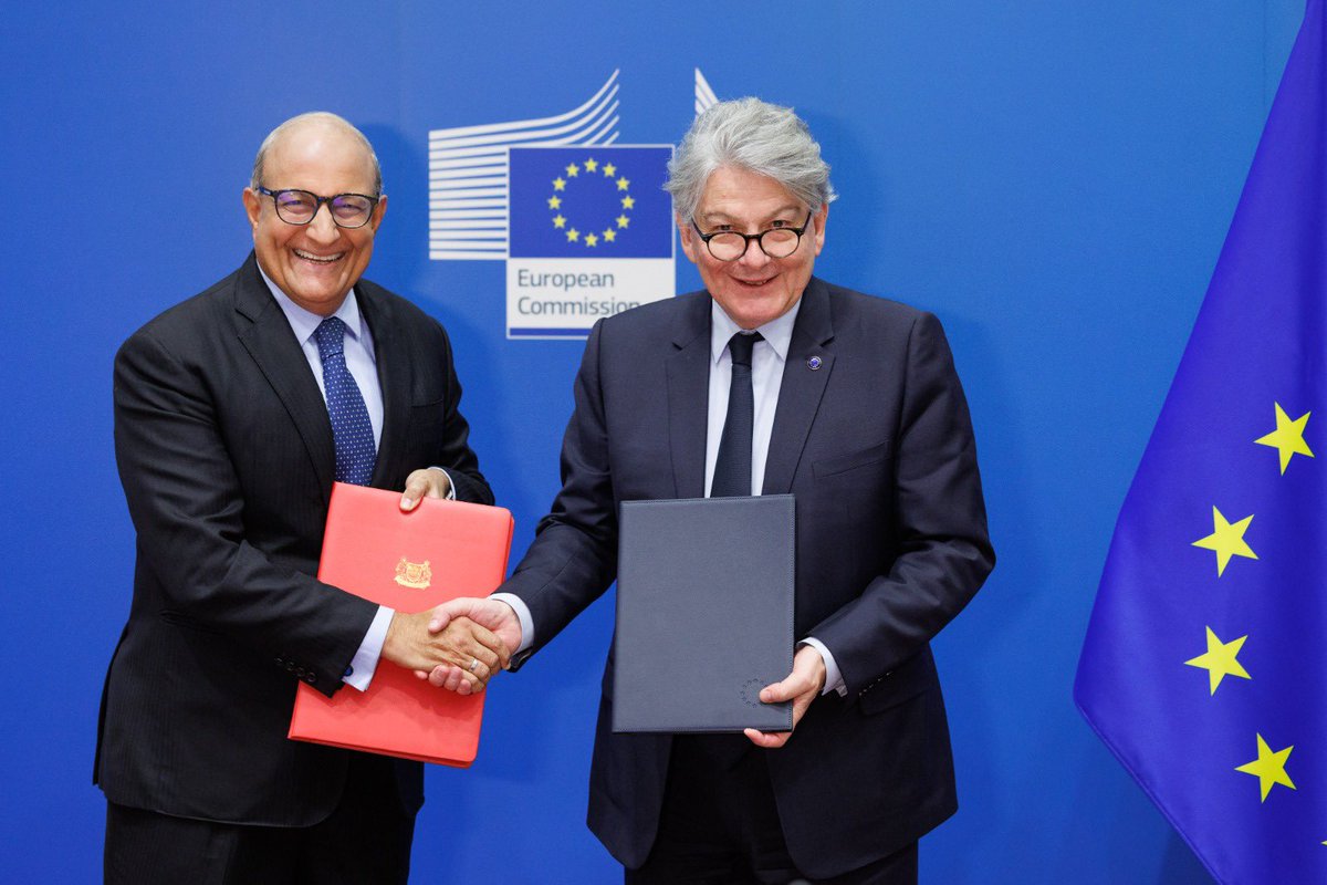 ThierryBreton's tweet image. Very glad to sign with Trade Minister S. Iswaran a new #DigitalPartnership with Singapore 🇪🇺🇸🇬

We will reinforce our cooperation on:

✔️Digital #policies

✔️Digital #skills

✔️Digital #investments 

to provide new opportunities to our companies and SMEs.