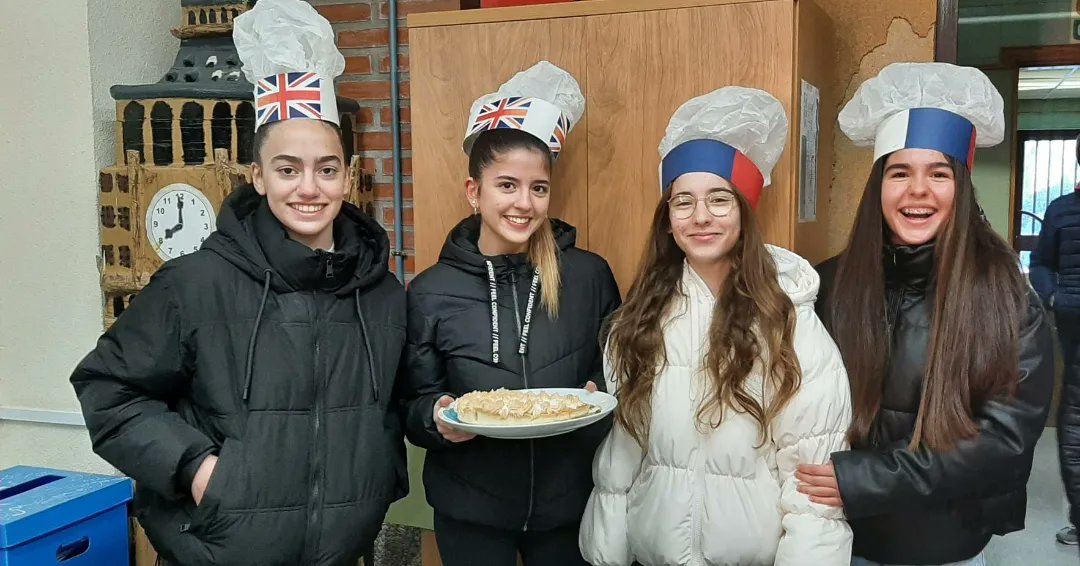 CastilloPuche's tweet photo. El viernes celebramos una nueva edición de EUROCHEF, el concurso de postres internacionales. Os dejamos unas fotos de los postres ganadores y de sus autoras.
¡Todo un placer para los sentidos!
#iesjoséluiscastillopuche #institutojoséluiscastillopuche #Eurochef https://t.co/qRWyaksBmA