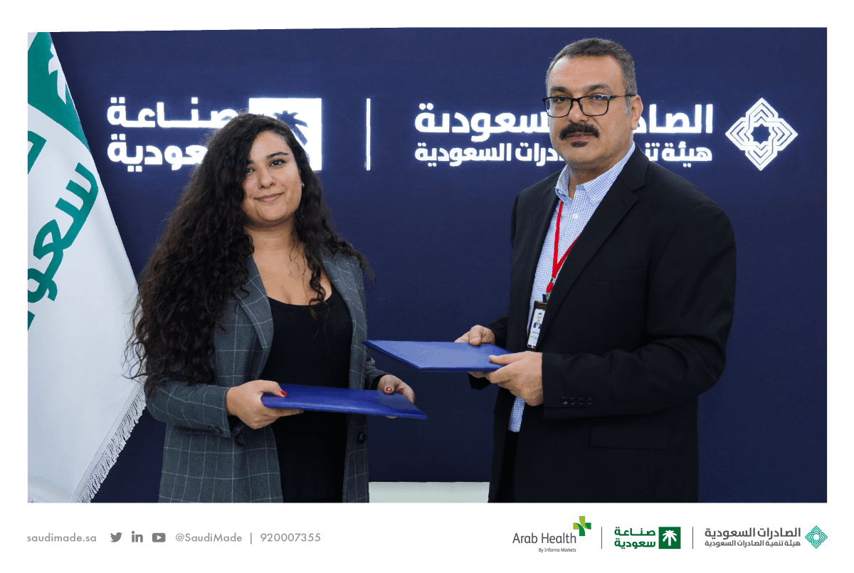 SaudiMade's tweet photo. على هامش مشاركتها في معرض #الصحة_العربي ضمن جناح "صناعة سعودية"، وقّعت شركة "عناية @EnayahRHD" اتفاقيات تعاون بغرض تصدير منتجاتها من الأطقم الجراحية وأطقم الحماية الشخصية ذات الاستخدام الواحد إلى كلًا من الكويت، البحرين، لبنان، والأردن.

#ArabHealth
#صنع_في_السعودية https://t.co/JhHISnefIn