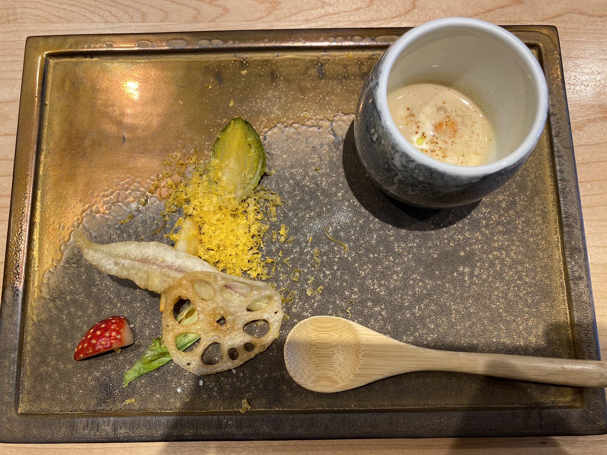 00311Ma's tweet photo. 待ちに待ったお祝いランチ🍽️🥂🎉
#前菜 
#パン
#ウニのパイはさみ https://t.co/AxiwbRzpoC