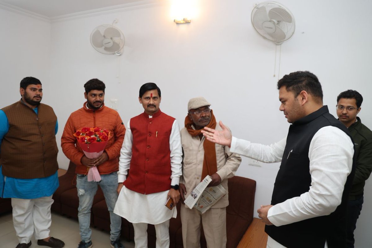 आज लखनऊ स्थित अपने आवास पर 'जनता दर्शन' के माध्यम से आमजन से मुलाकात करके उनकी समस्याएं सुनीं।
