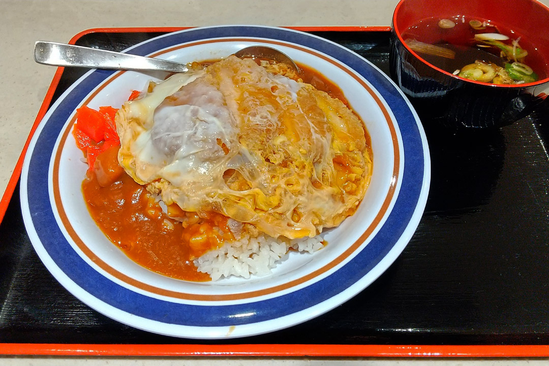 「バカの考えた最強の御馳走」ってw
…これだよ。富士そばではカレーかつ丼(650円)というんだけど。

(※漫画の方は2pに渡っているところを切り貼りしてます。) 