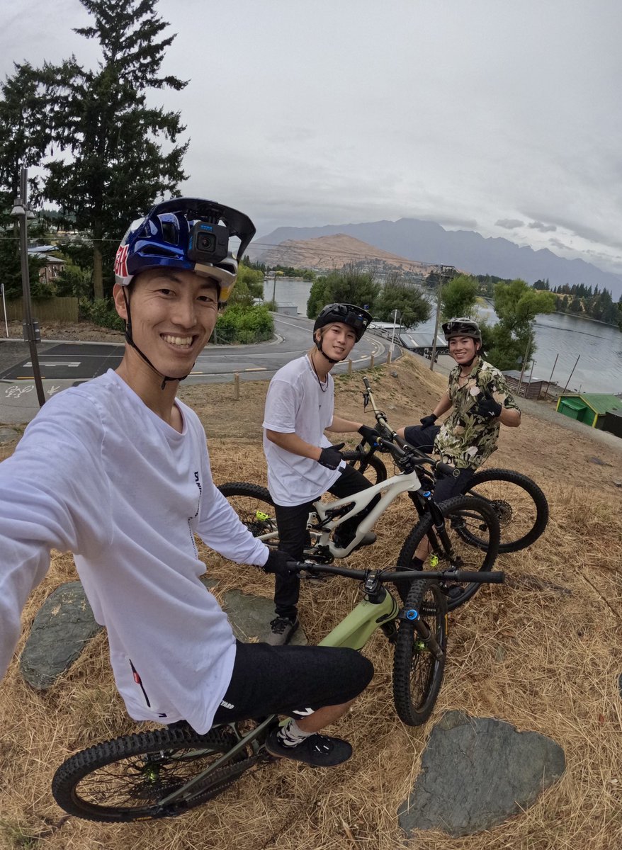 というわけでニュージーランドのクイーンズタウンに来ました！
24時間以上移動してクタクタやったけど雨の中チャリ乗りに街へ
結局夜の21時まで乗って湖飛び込んで今日は終わり
トリップ初日からかましてます😂🤝 <a href="/yuki_kishi_/">Yuki Kishi/岸勇希</a> <a href="/ayato_trials/">木村絢斗</a> 

📸 <a href="/GoPro/">GoPro</a>