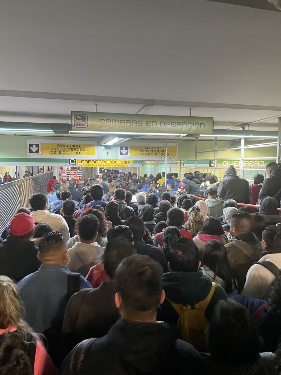la_angis's tweet photo. @AmarreAuditivo @MetroCDMX X todos los que estamos acá desde las 6:20 am. Mínimo avisen cómo está la onda  @MetroCDMX https://t.co/xXDgs5pIMA
