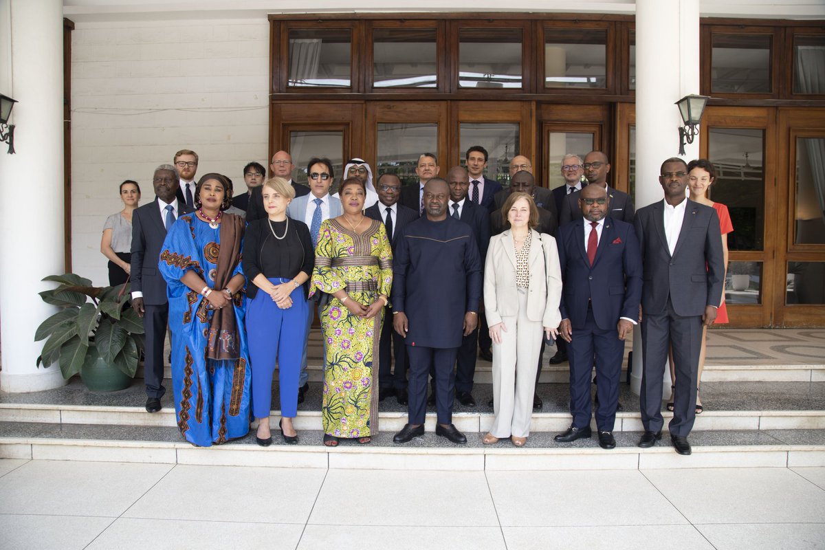 FranceandGhana's tweet photo. 20 Ambassadeurs et Consuls d'Etats membres de la Francophonie au 🇬🇭 se sont retrouvés à la Résidence de 🇫🇷. 
Tous les francophones du Ghana 🇲🇽🇬🇶🇨🇭🇬🇭🇨🇦🇧🇪🇳🇪🇨🇩🇨🇮🇪🇬🇭🇺🇦🇪🇱🇧🇲🇱🇧🇫🇷🇼🇹🇬🇵🇱🇬🇳🇰🇷🇨🇿🇨🇬🇲🇹🇶🇦🇸🇳🇬🇦🇲🇦🇧🇬🇺🇦🇫🇷 se mobilisent pour la Semaine de la Francophonie au 🇬🇭 du 18 au 25 mars. 1/2 https://t.co/YE5XZuKGBn