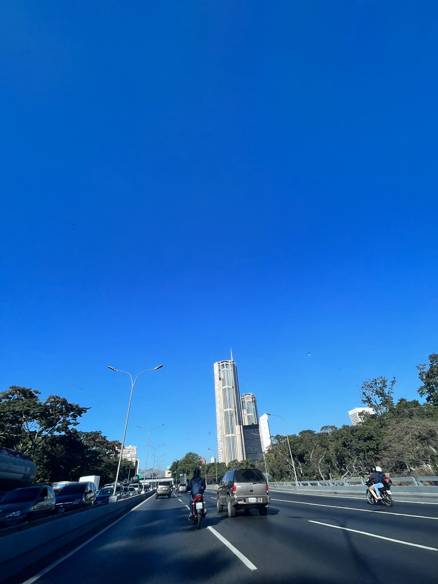 ventasalpima's tweet photo. Parque Central engalanado con este cielo hermoso de comienzo de febrero 😍 #mesdelamor ❤️ https://t.co/S0wkZHJ5up
