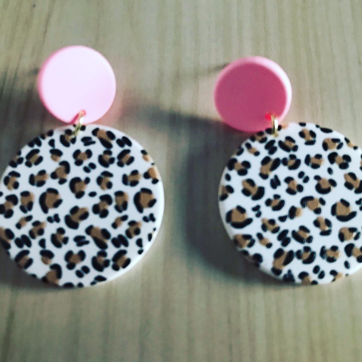 You will be purring 🐈 in these bombshells 
Pink leopard print disc earrings available now …..

#etsysmallbusinessowner #etsyuk #etsy #etsyshop #etsyseller #etsyfinds #etsysellersofinstagram #etsystore #etsyjewelry #etsysellers #etsylove #etsygifts #etsyjewellery #etsyearrings