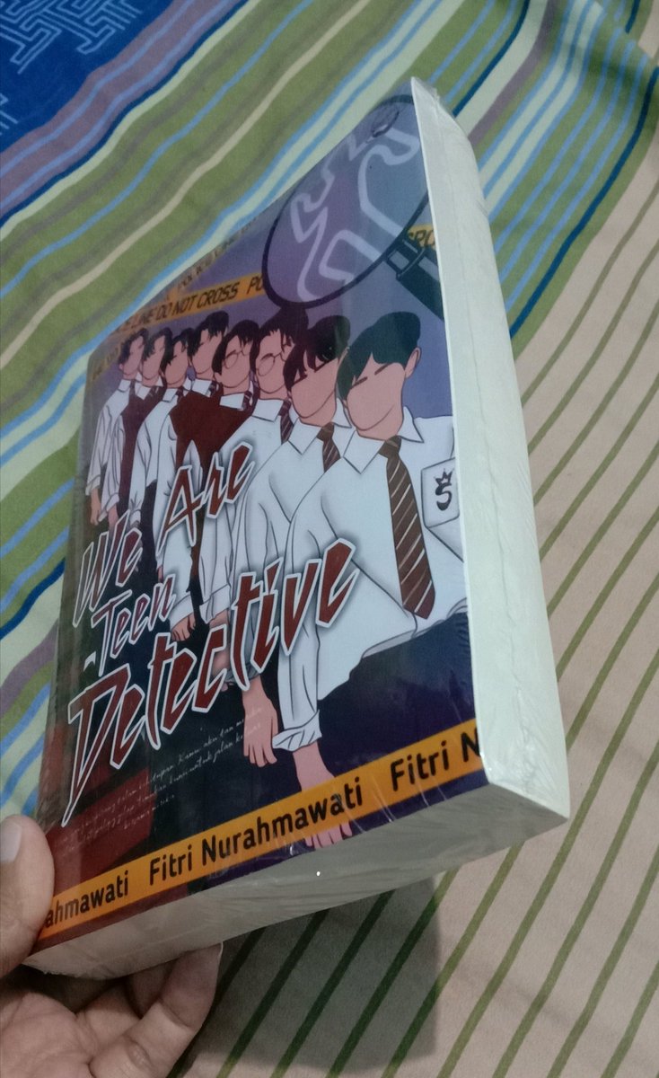 Ini bukan saya yang beli, tapi bacaanku anak bontotku.
Padahal banyak novel di rak buku, tetap beli buku yg disuka
like mother like daughter :)

Kl selesai baca buku setebal ini, kemajuan sih , biasanya baca buku yg dibawah 300 halaman