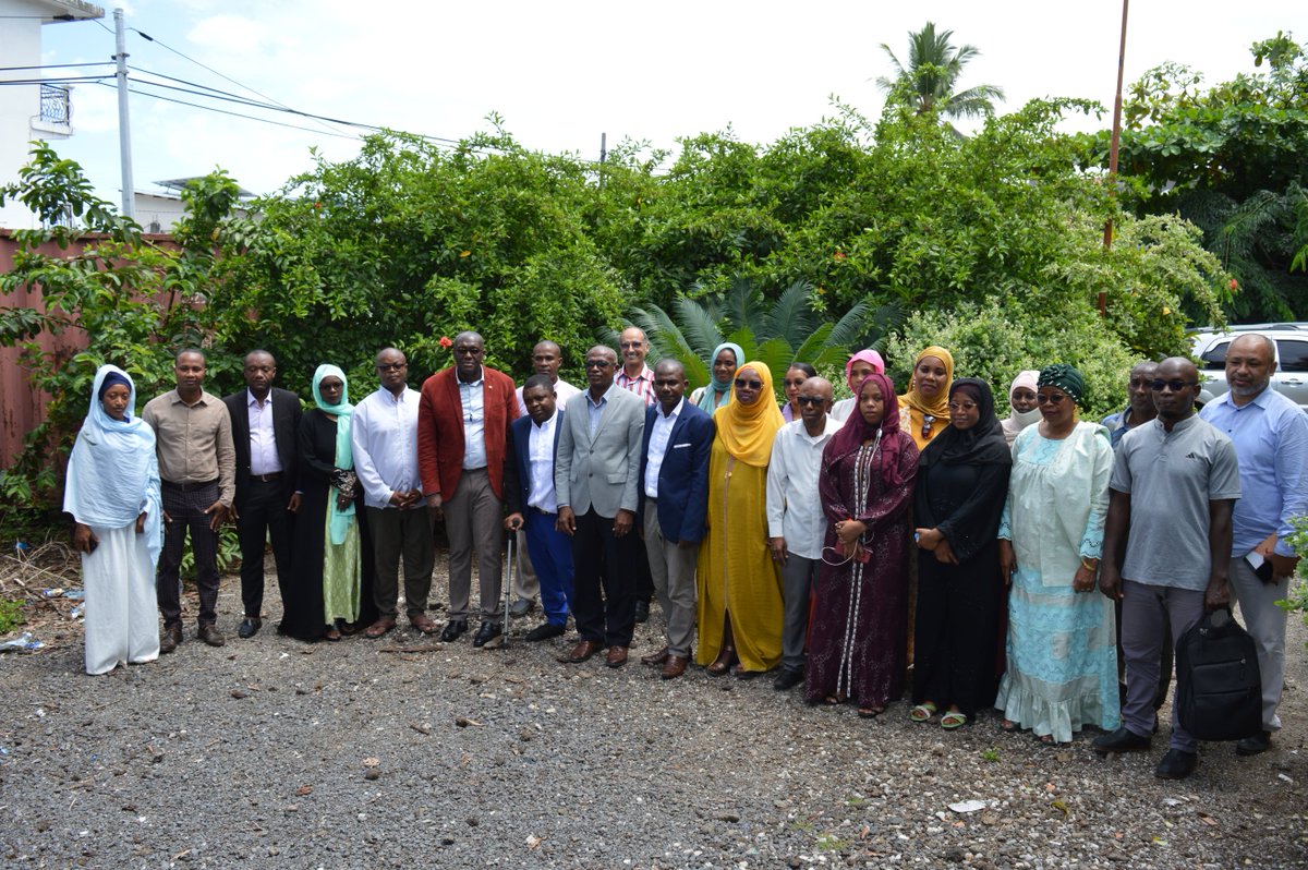 amgcomores's tweet photo. 📢Prise de fonction du personnel de renforcement de la #CNSPS recruté dans le cadre de la mise en oeuvre de l'Assurance Maladie Généralisée aux #Comores,en présence du Président du Conseil d'Administration, du Directeur Général, du personnel de la caisse de la cellule #PAAMG. https://t.co/nyYzr9hDma