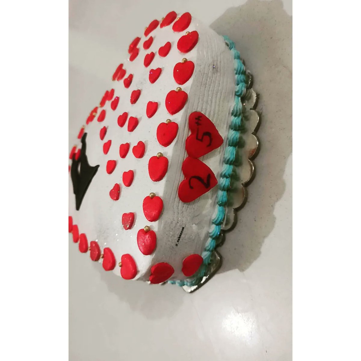 cakezone__'s tweet photo. 💯%Eggless👍

One of the prettiest 25th Anniversary Cake💕💕

Pounds- 3
Flavour- Pineapple 🍍💛💛
Direct message us for orders📩📩
Saharanpur, India👍
.
.
#egglessbaking #cakesmash #amazingcakeideas #heartshaped #heartshapescake #pineapplecake #egglessbakery https://t.co/dhBODCZsu6