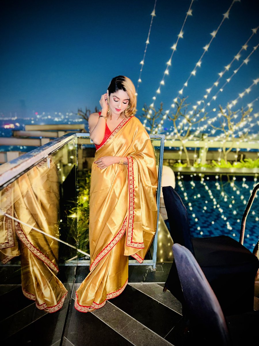 ActressShana's tweet photo. 𝓖𝓮𝓽𝓽𝓲𝓷𝓰 𝓽𝓱𝓮 𝓢𝓪𝓷𝓼𝓴𝓪𝓻𝓲 𝓿𝓲𝓫𝓮𝓼 𝓲𝓷 𝓽𝓱𝓮 𝓼𝓪𝓻𝓮𝓮… ✨♥️

#shanabhattacharya #actress #actresslife #saree #bong #shine #sanskari #weddingseason #traditional #traditionallook #ozora #acropolismall #20thfloor #shorthair #golden #rockerzgirl #Twitter #tweet https://t.co/q9CQsRxuvX