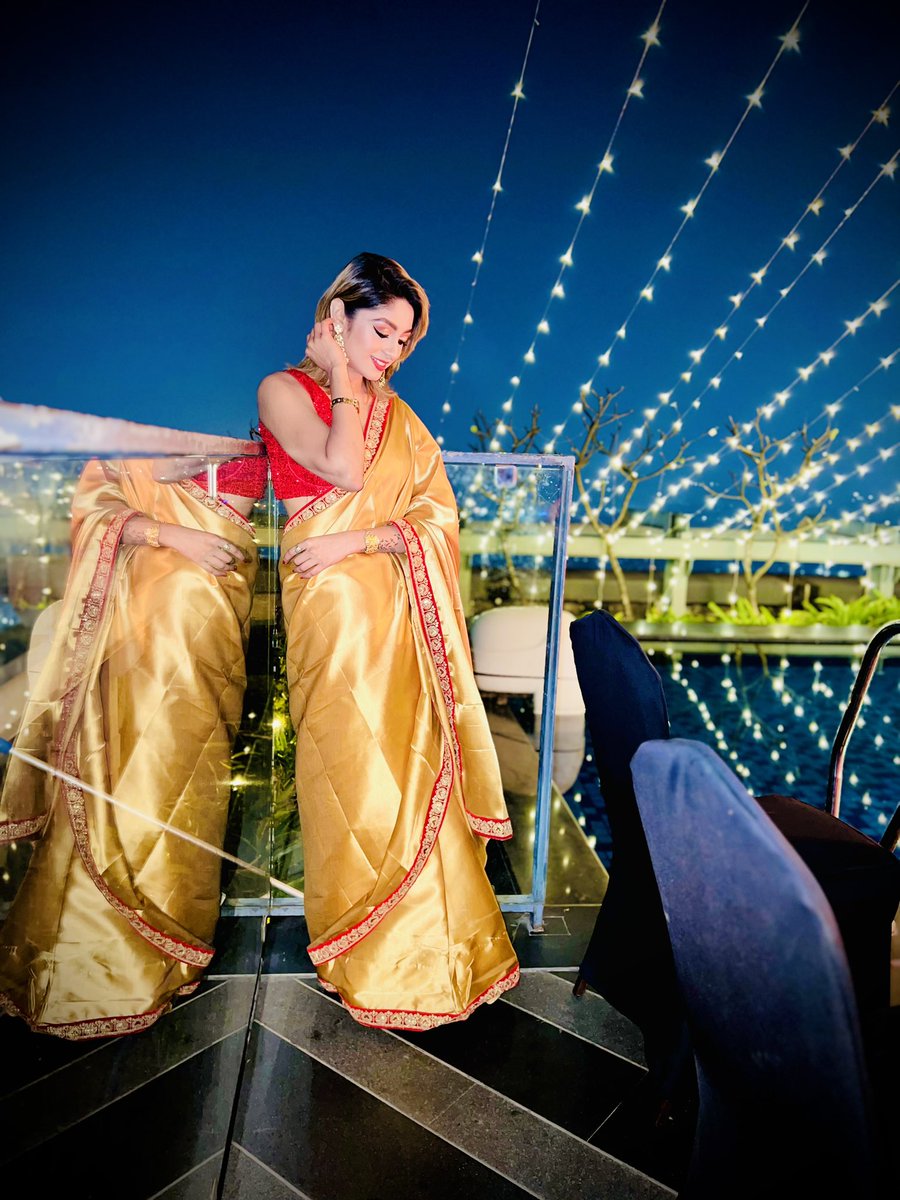 ActressShana's tweet photo. 𝓖𝓮𝓽𝓽𝓲𝓷𝓰 𝓽𝓱𝓮 𝓢𝓪𝓷𝓼𝓴𝓪𝓻𝓲 𝓿𝓲𝓫𝓮𝓼 𝓲𝓷 𝓽𝓱𝓮 𝓼𝓪𝓻𝓮𝓮… ✨♥️

#shanabhattacharya #actress #actresslife #saree #bong #shine #sanskari #weddingseason #traditional #traditionallook #ozora #acropolismall #20thfloor #shorthair #golden #rockerzgirl #Twitter #tweet https://t.co/q9CQsRxuvX