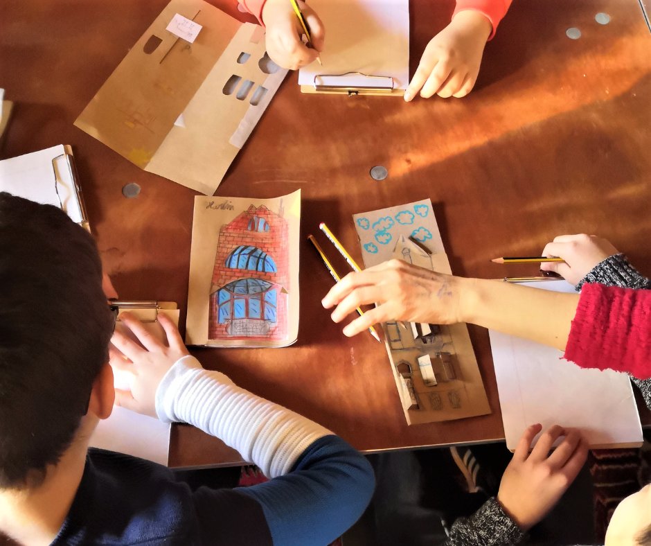 MaisonAutrique's tweet photo. • PECA 2022-2023 •

Ces dernières semaines, quatre classes de 3e et 4e primaire de l’Ecole communale n°1 de Schaerbeek ont participé au projet 'Ma maison imaginée' dans le cadre du Parcours d’Education Culturelle &amp; Artistique, avec les artistes Aurélie Ranalli &amp; Maïa Aboueleze. https://t.co/RBdLxZMdBF