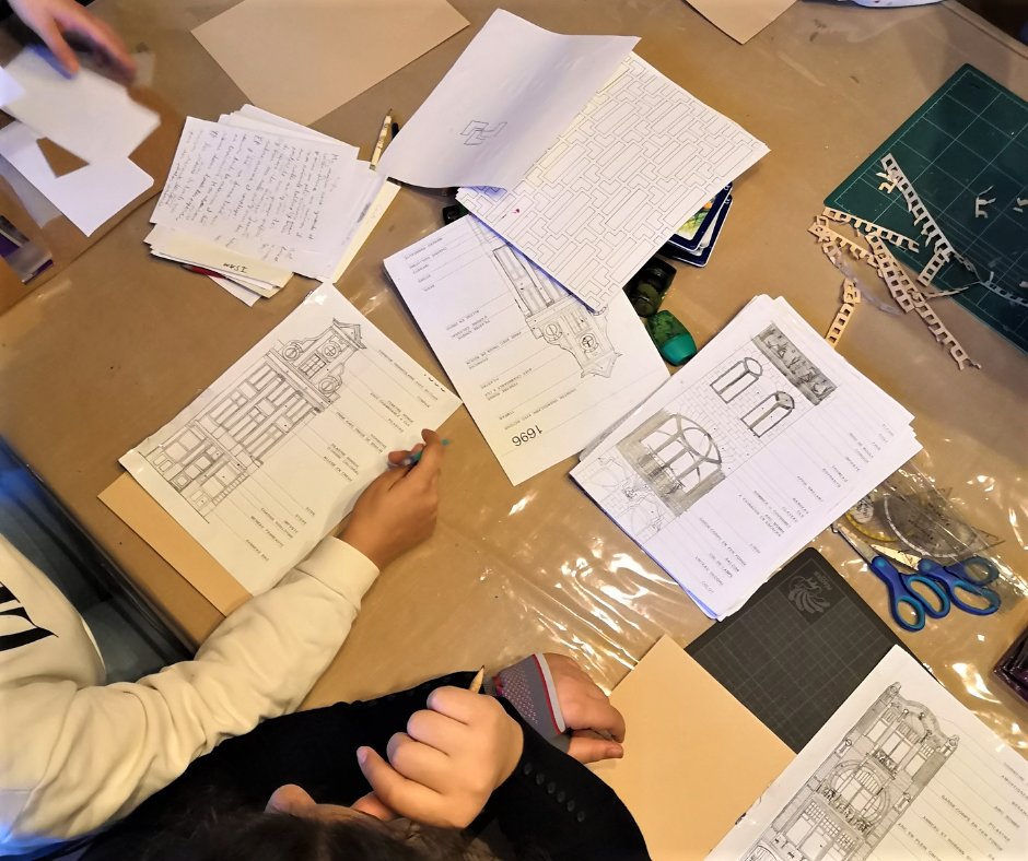 MaisonAutrique's tweet photo. • PECA 2022-2023 •

De afgelopen weken hebben vier klassen van het derde en vierde leerjaar van Ecole communale n°1 van Schaarbeek aan het project ‘Ma maison imaginée’ deelgenomen in het kader van PECA, onder leiding van kunstenaressen Aurélie Ranalli en Maïa Aboueleze. https://t.co/QZ9PznNQGc