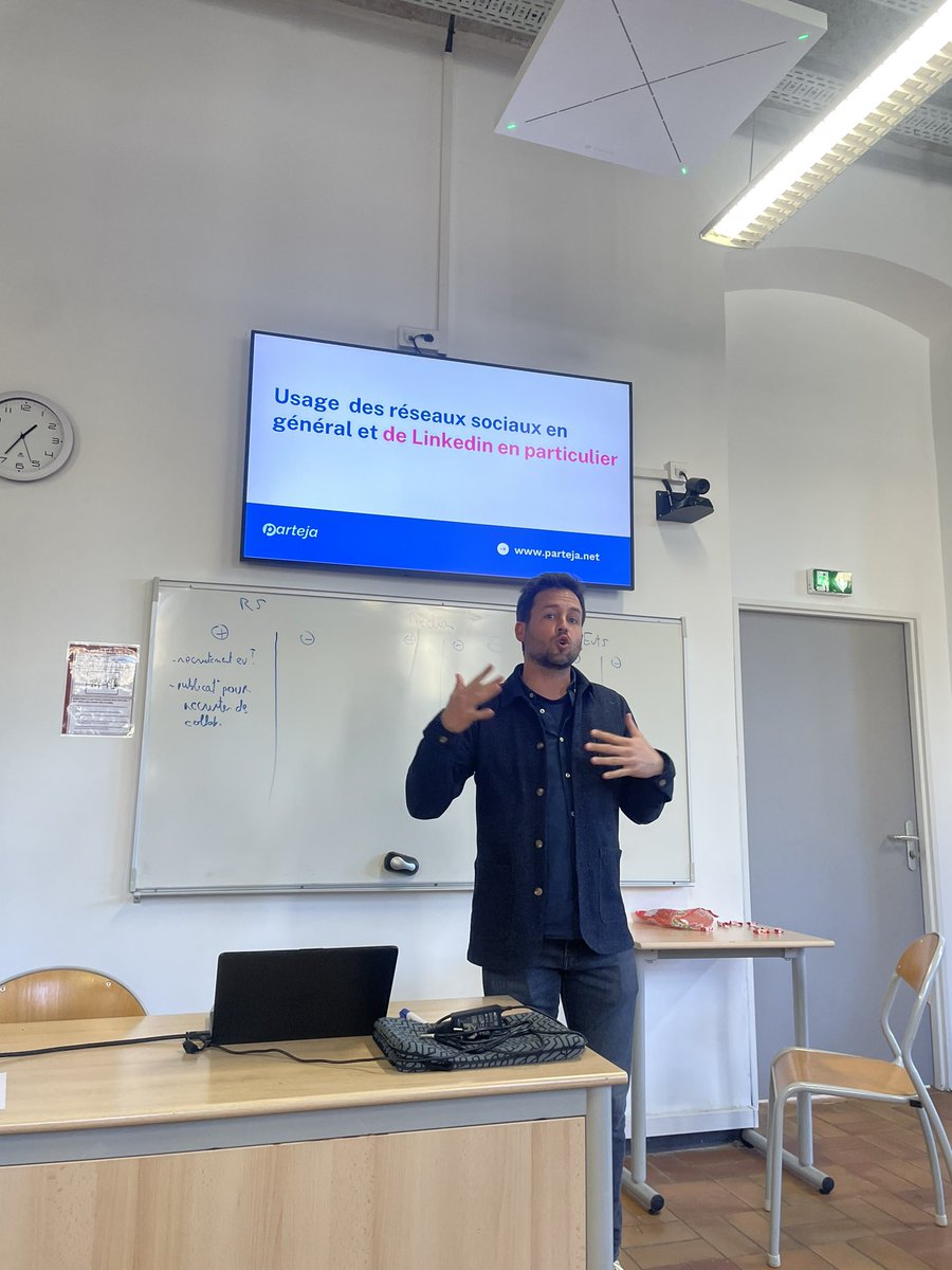 masterMetInfo's tweet photo. Après un déjeuner au soleil, Benoît Degiovani @parteja partage ses bonnes pratiques et conseils aux participants sur l’usage des réseaux sociaux, LinkedIn en particulier. Il enseigne le cours de community management et réseaux sociaux dans le master. https://t.co/bO3EH4nEez