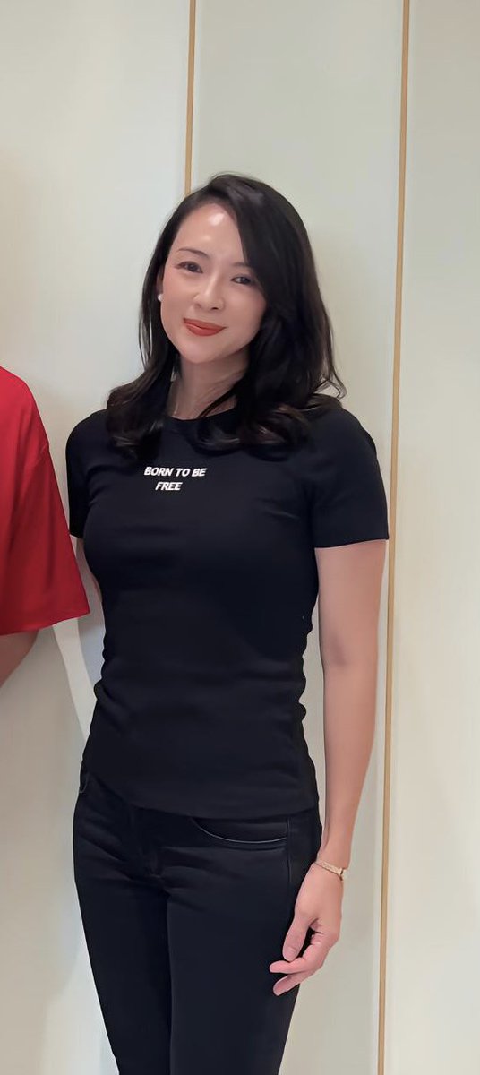 dagudooof's tweet photo. 欲求不满的美熟妇，脸上潮红还未褪去，哺乳期��两朵微微发涨的乳肉撑开贴身T恤，包臀牛仔裤勾勒出让人爱不释手的欲臀曲线，搔首弄姿地在你身下使出习得多年的御男囚精术，吸干你的稠精浓浆，让你的白浆尽情地喷射在她的黑色T恤上。 https://t.co/sWOmCcd3ik