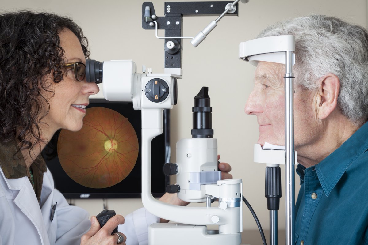 BascomPalmerEye's tweet image. What does macular degeneration look like?  AMD is a leading cause of blindness in seniors.  It may have no sign or symptoms in its early stages, but eventually, it will affect your ability to see.  Learn more: bit.ly/1bot9LX

#AMDawarenessmonth  #maculardegeneration