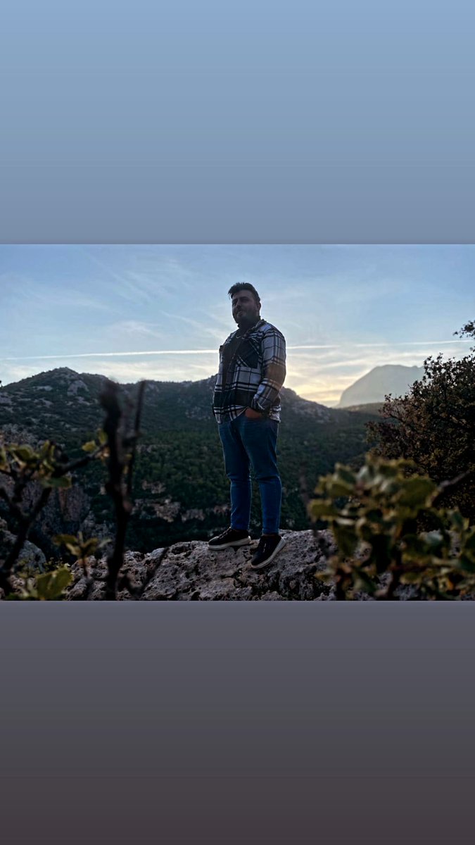 Bazı geceler vardır; gözlerin kapalıdır, aklın bulanık. Uyuyamazsın, ama uyanık da değildir zihnin. Kendi hayatının kabusundan uyanmak için uyursun.

#KitapAlıntıları #sokakedebiyatı #oguzatay #nazimhikmet #ahmethamditanpınar #kesfet #LIFE #Twitter