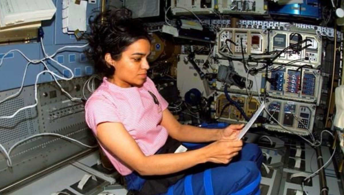 DailyArtWithM's tweet photo. 1 February, 2003:

#OTD in 2003, the U.S. Space shuttle Columbia disintegrated over Texas during it’s re-entry to the Earth's atmosphere killing all astronauts on board including Kalpana Chawla, the first Indian-American astronaut.

#ColumbiaDisaster #Columbia #History https://t.co/K82ZriG5nk