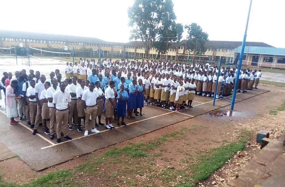 kibobo24's tweet photo. Nkuko tuzi ko umwana watsinze muri S6 afite amanota meza abona #buruse  agakomeza kwiga université ntacikirize amashuli kubera adafite ubushobozi kandi yari umuhanga ntakuntu #leta yayimanura ikajya ifata numwana ujyiye muri S4 watsinze neza kandi udafite ubushobozi👇🏼 continue https://t.co/2QmrA3i0hq