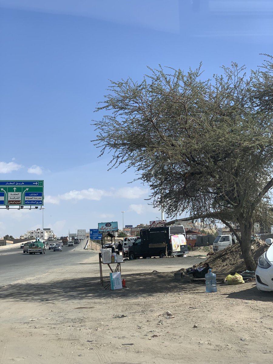Alharty_'s tweet photo. هالشخص والله ما اعرفه ولا يعرفني لكن لي اكثر من سنه اشوفه على طريق البيت في هالبسطه يبيع دايم هو و زوجته وولدهم ، ابي من شاف هالتغريده يسوي له لايك وريتويت الله يجزاكم خير لعل الله يرزقه 

لاوصيكم يا أهل الطائف موقعه مقابل اسواق المنار عند كوبري الحلقه https://t.co/pWwjAQ5YgJ