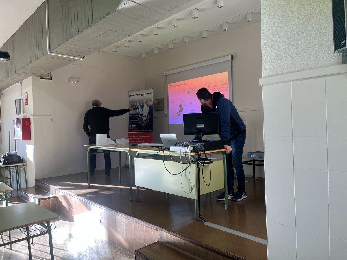 Nirvauto's tweet photo. Los técnicos de #Nirvauto #Valencia compartieron una jornada con los alumnos del Ciclo Formativo de TMV del @cipfpcheste. Les explicaron las claves del mantenimiento y novedades del V.I. ⚡.
¡Gracias a todos por su disposición y por el interés👏! #madeforDAF https://t.co/Q6ijGtkrfU