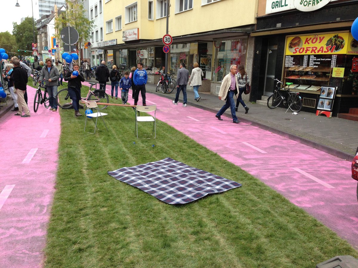 Bin morgen beim runden Tisch zur #VenloerStraße. Mein Vorschlag: die #asphaltfreieVenloer. Please, @Koeln, entsiegelt die Straße und gebt sie den Menschen zurück. @Radkomm hat‘s erfolgreich vorgemacht. @janboehm @Psychologists4F @gruenekoeln @klima_freunde @DiePARTEIKoeln