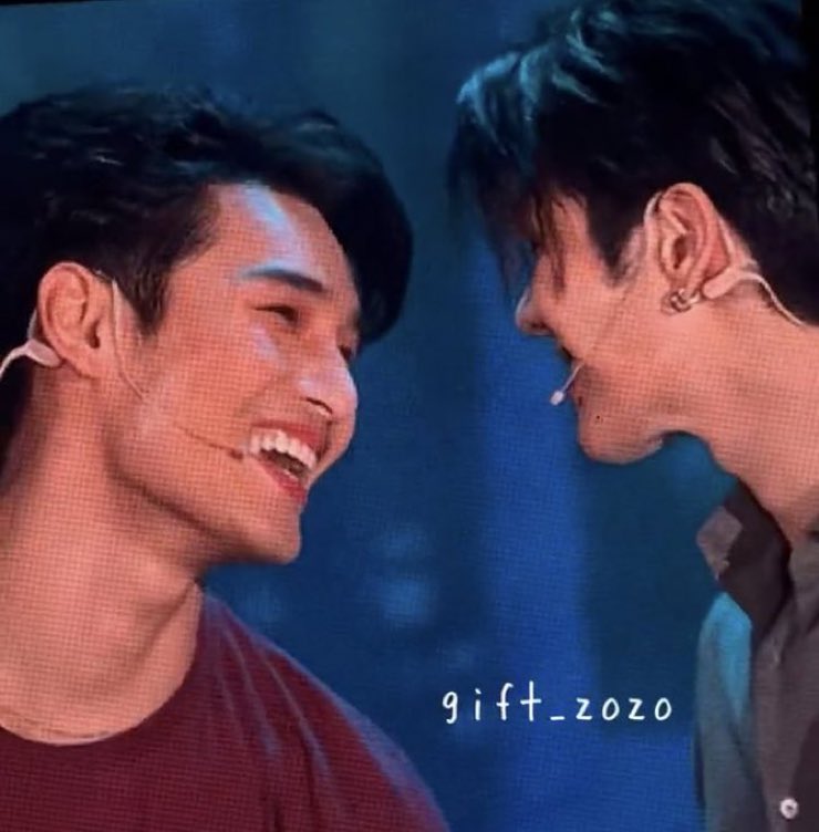 fabfromkalasin's tweet photo. I Don't know how Mile can control himself.... Like I'd definitely kissed the Hell out of Apo

#MileApoLovesHK https://t.co/i8ZqoY1Ppn