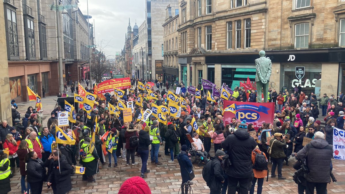 Glasgow is looking beautiful today, especially the HUGE PCS contingent at the <a href="/ScottishTUC/">STUC</a> rally at Buchanan Street today.

The workers, united, will never be defeated! ✊🏼 #PCSonStrike