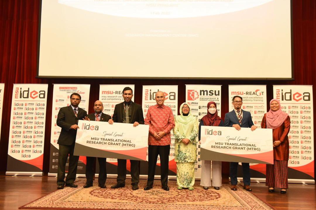 MohdShukriYajid's tweet photo. Well done to the research grants and awards recipients, in conjunction with the Launching of #MSUIdea &amp; #MSUReact. Encouraging performance by @MSUMalaysia researchers, that benchmarks for future research works to be more competitive. Congrats! @researchMSU @MSUcollege https://t.co/veEOnQKCIl
